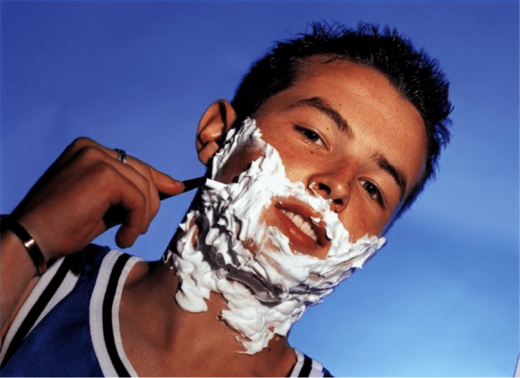 έφηβος ξυρίζεται και σκέφτεται τη μεγέθυνση του πέους