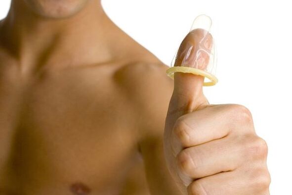 το προφυλακτικό στο δάχτυλο συμβολίζει τη μεγέθυνση του πέους του εφήβου